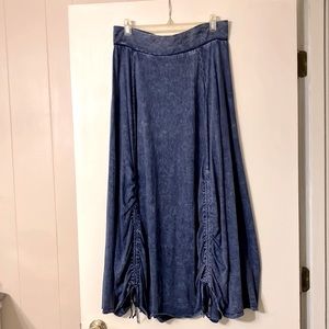 IDI by Matthew. Blue faded denim look skirt XL